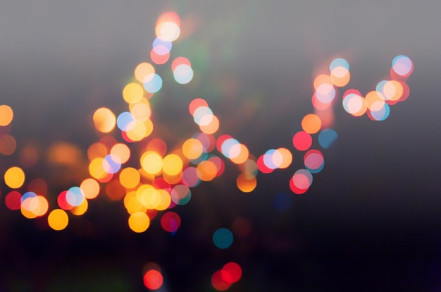 Ontfocusd beeld van verlichte lichten's nachts