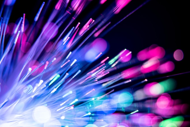 Ontfocusd beeld van verlichte lichten tegen een zwarte achtergrond