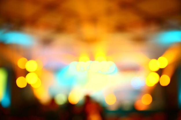 Ontfocusd beeld van verlichte lichten tijdens een concert
