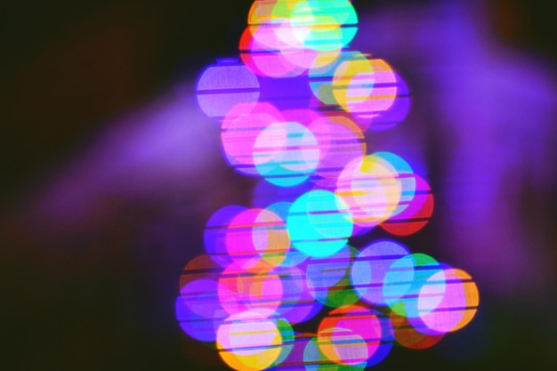 Ontfocust beeld van kleurrijke lichten 's nachts