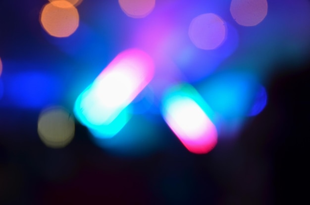 Ontfocust beeld van kleurrijke lichten 's nachts