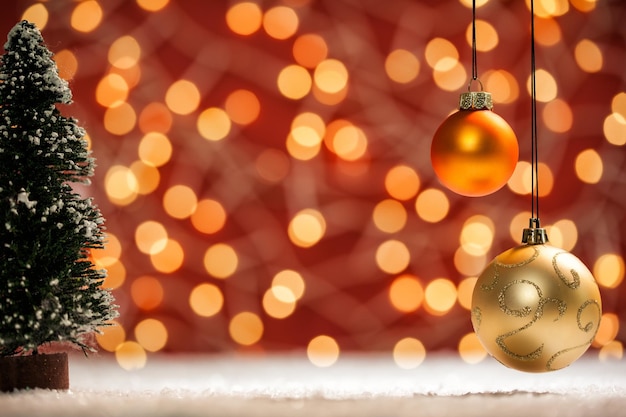 Ontfocuste afbeelding van een verlichte kerstboom