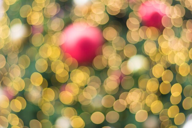 Foto ontfocuste afbeelding van een verlichte kerstboom
