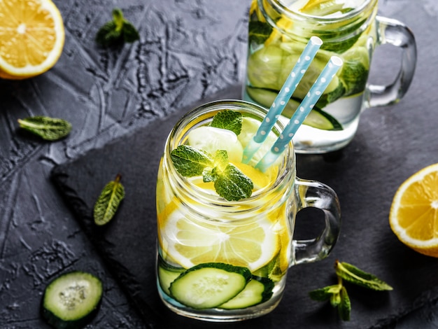 Ontgift water met komkommer, citroen en munt