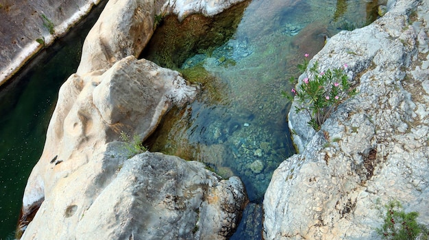 Ontinyent, Spanje Prachtig uniek landschap, bergrivier, baai tussen de rotsen, natuurlijk zwembad, SPA