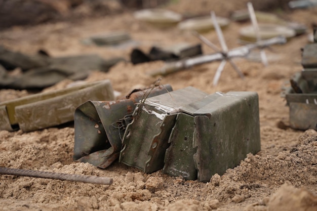 Ontmijning door troepen van het gebied Veel mijnen granaten artilleriegranaten fragmentatie granaten