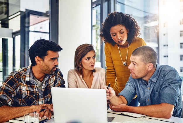 Ontmoeten laptop en teamwerk met webontwerper van app planning en werken aan de ontwikkeling van online marketing Website ontwerp of groep feedback voor technologie strategie of creatieve probleemoplossing