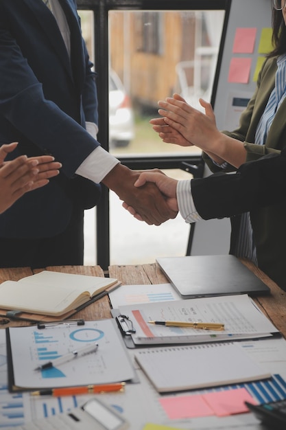 Foto ontmoeting en begroeting concept twee zelfverzekerde zakelijke handdruk en zakenlieden na het bespreken van een goede deal van handelscontract en nieuwe projecten voor beide bedrijven succes partnerschap medewerker