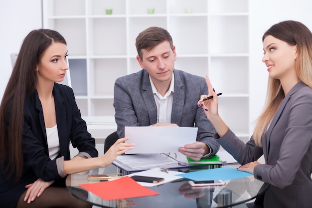 Ontmoeting met de agent op kantoor, het kopen van een appartement of huis, kopers van onroerend goed klaar om een deal te sluiten, familiepaar handen schudden met de makelaar na het ondertekenen van documenten voor aankoop van onroerend goed