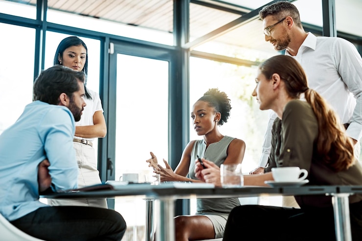 Foto ontmoeting met gesprekken en zakenmensen op kantoor met teamwerk voor het plannen van strategie brainstorming en maandelijkse doeloverzicht samenwerkingsondersteuning en personeel voor adviesbureau met feedbackdiscussie