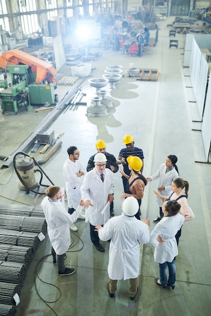 Ontmoeting met werknemers in de fabriek