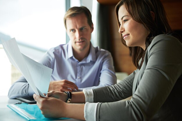 Foto ontmoeting van teamwerk en zakenmensen met contract werken aan doelen netwerken en zakelijke deal teamwork corporate manager en man en vrouw in discussie voor b2b startup strategie en voorstel