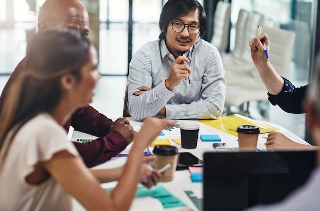 Ontmoetingsdiscussie en zakenmensen in de directiekamer op kantoor plannen van een bedrijfsproject Teamwork-samenwerking en bedrijfsteam werken samen aan een bedrijfsrapport op de moderne werkplek