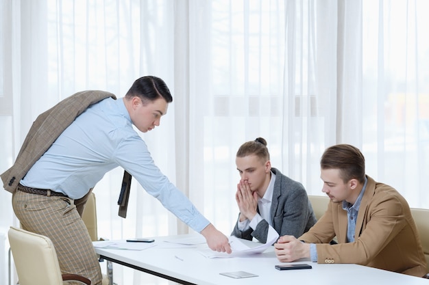 Ontslag uit het werk en vrijwillig ontslag. baas biedt aan om ontslagpapieren te ondertekenen aan delinquente werknemers.