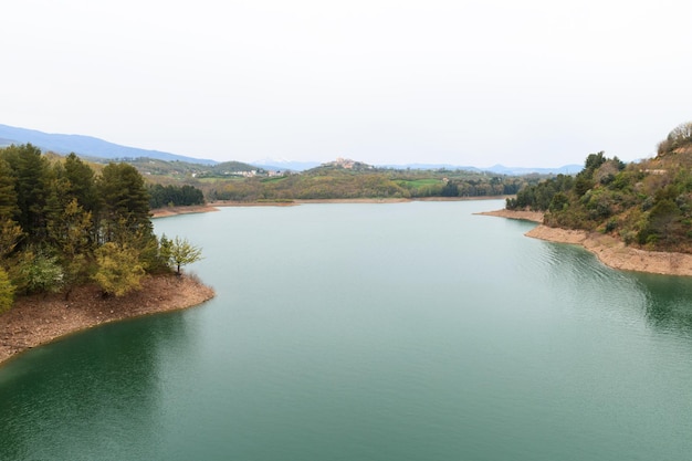 Ontspan kalme herfstlandschappen met bewolkt weer over de rivier de Agri in de provincie Potenza Basilicata, Italië