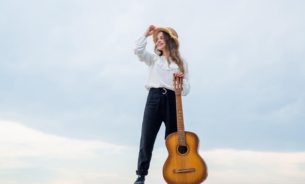 Ontspan met favoriete muziek muzikale winkel gelukkig meisje geniet van het moment Veel plezier op viering kind zingen met gitaar tiener hipster spelen op gitaar zanger met akoestische gitaar muziek en kunst