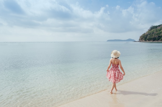 Ontspan Vrouw op het strand en betrekt hemel.