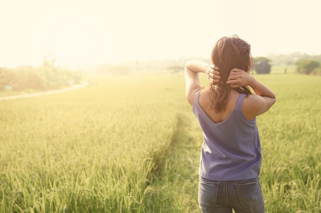 Ontspan vrouw vrijheid vakantie vakantie in platteland rijstveld weergave achtergrond vintage kleurtoon