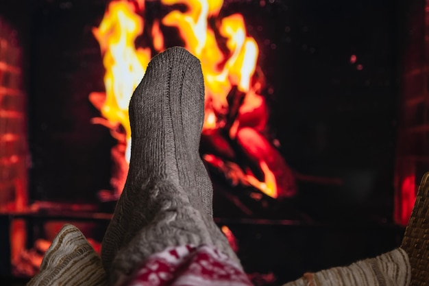 Ontspannen bij de open haard met wollen sokken aan