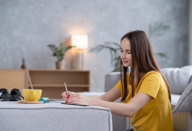 Ontspannen freelancer vrouw SMM specialist webprogrammeur huisvrouw student zakenvrouw meisje vrouw zittend op de bank thuis typen smartphone werken op afstand verre baan