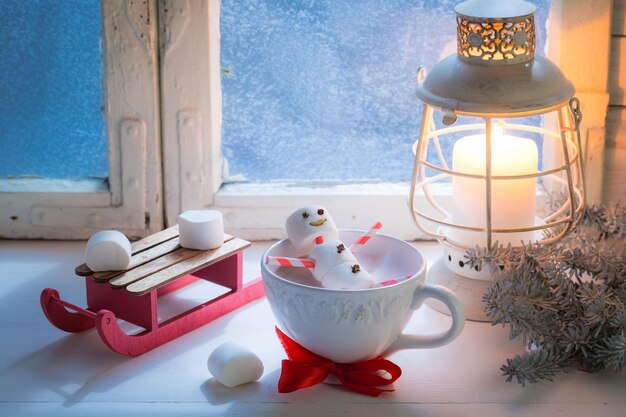 Ontspannen in warme chocolademelk sneeuwpop gemaakt van marshmallows voor Kerstmis