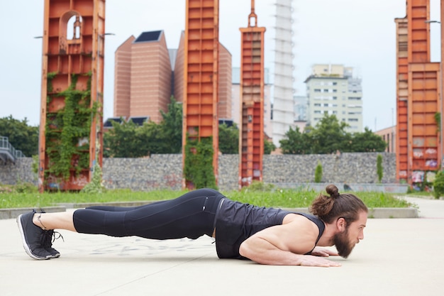 Ontspannen knappe man doet yoga oefening