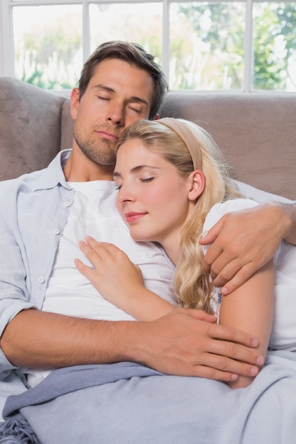 Ontspannen liefdevolle paar samen slapen op de sofa