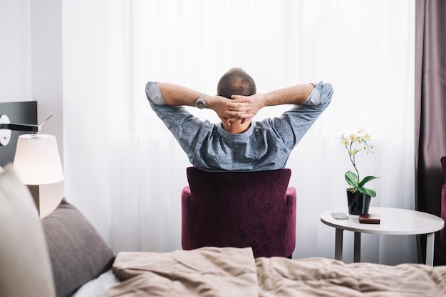 Ontspannen man poseren in fauteuil