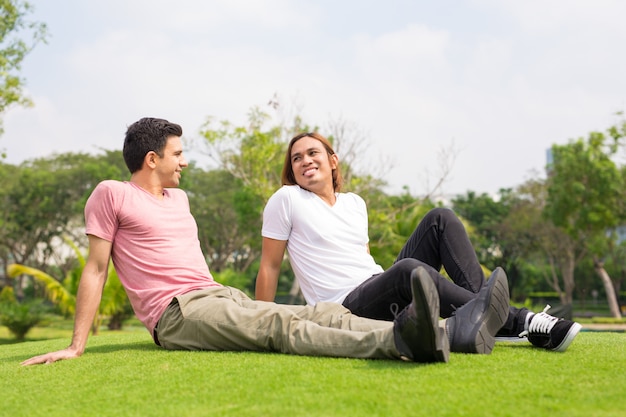 Ontspannen mannen chatten en ontspannen op gras