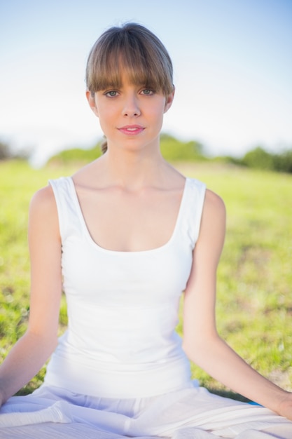 Ontspannen natuurlijke jonge vrouw die yoga doet