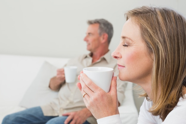 Ontspannen paar met koffiekoppen