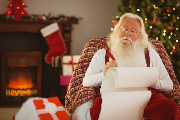 Ontspannen santa schrijven lijst met een veer