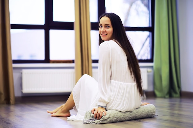 Ontspannen serene mooie jonge vrouw thuis, gelukkige rustige dame droom geniet van welzijn frisse lucht inademen in een gezellig huis