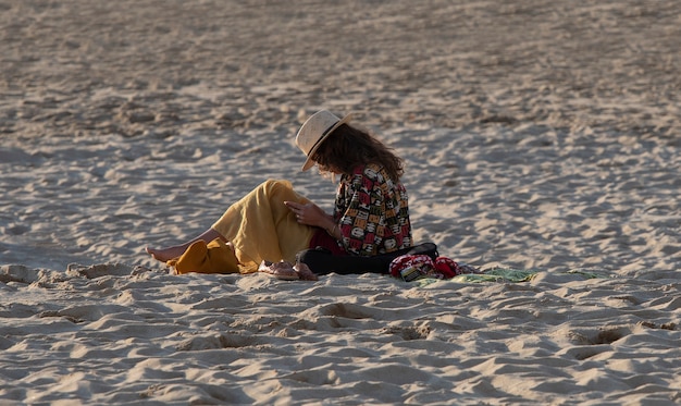 ontspannen vrouw op het zand