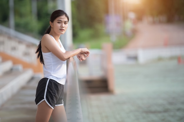 Ontspannend Aziatisch sportmeisje