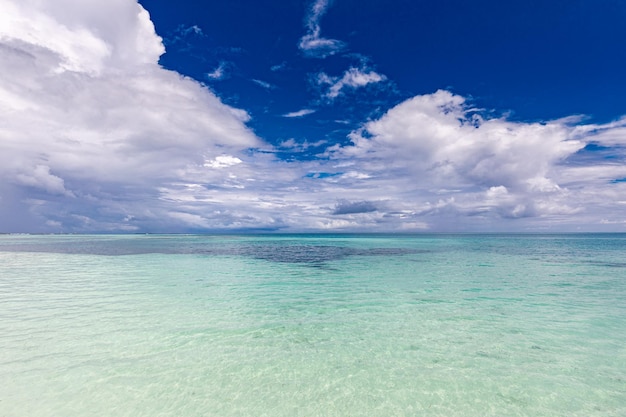 Ontspannend zeegezicht met brede horizon van de lucht en de zee