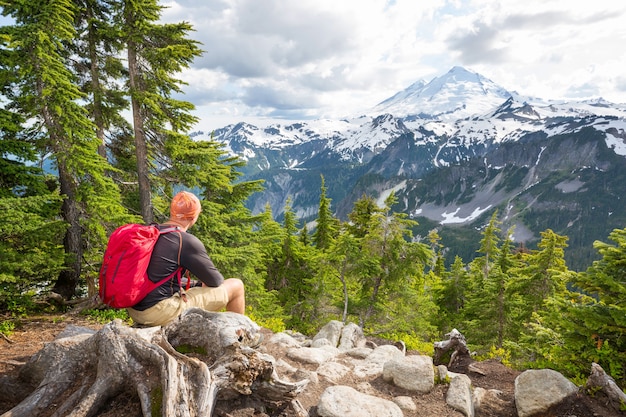 Ontspannende backpacker in de bergen.