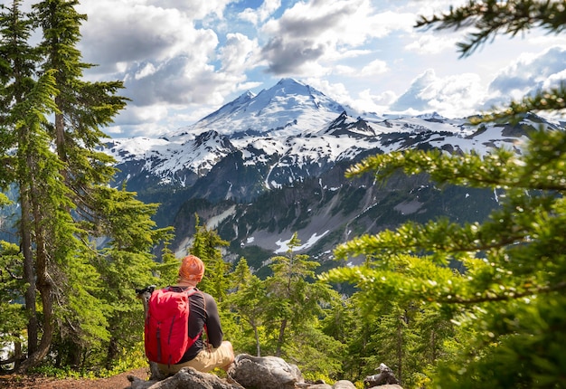 Ontspannende backpacker in de bergen.