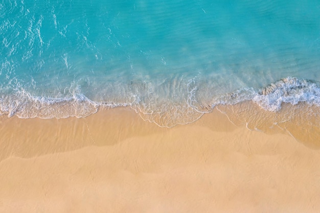 Ontspannende luchtfoto strandscène, zomervakantie vakantie sjabloon banner. Golven surfen met geweldig blauw