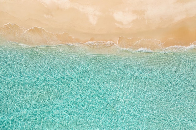 Ontspannende luchtfoto strandscène, zomervakantie vakantie sjabloon banner. Golven surfen met geweldig blauw