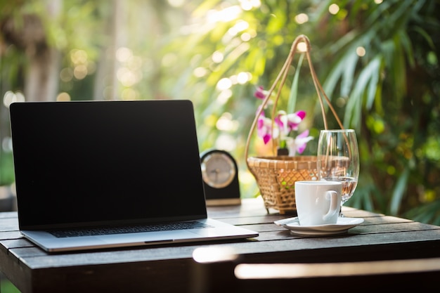 ontspannende ochtend koffie en werk op laptop