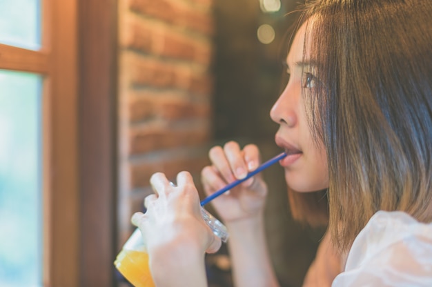 Ontspannende vrouwenportretten in cafés