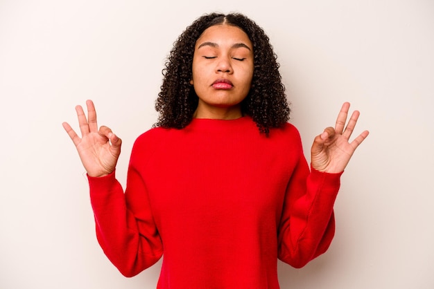 Ontspant na een zware werkdag, ze doet yoga