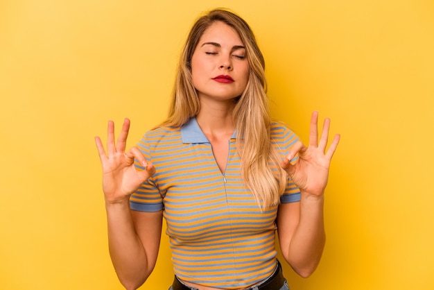 Ontspant na een zware werkdag, ze doet yoga