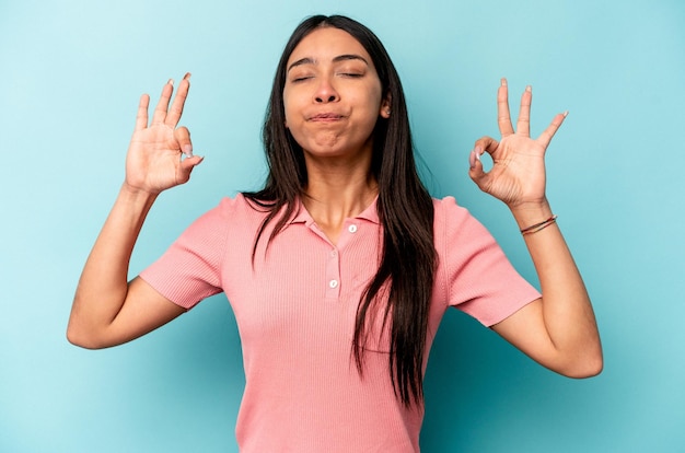 Ontspant na een zware werkdag, ze doet yoga