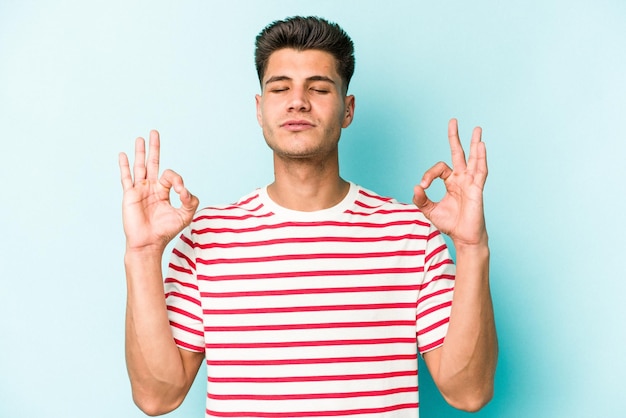 Ontspant na een zware werkdag, ze doet yoga