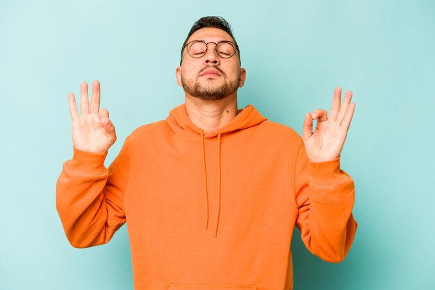 Ontspant na een zware werkdag, ze doet yoga