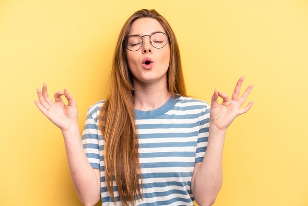 Ontspant na een zware werkdag, ze doet yoga