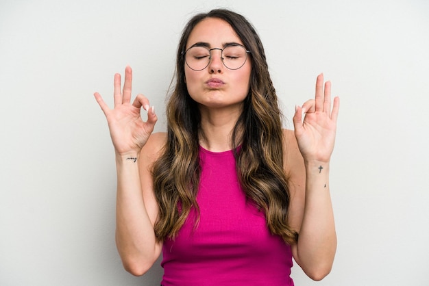 Ontspant na een zware werkdag, ze doet yoga