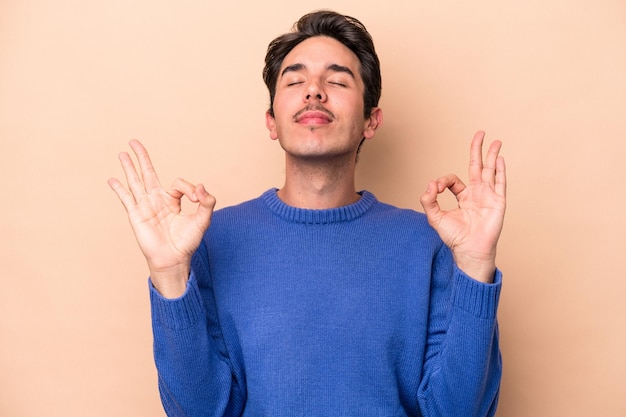 Ontspant na een zware werkdag, ze doet yoga